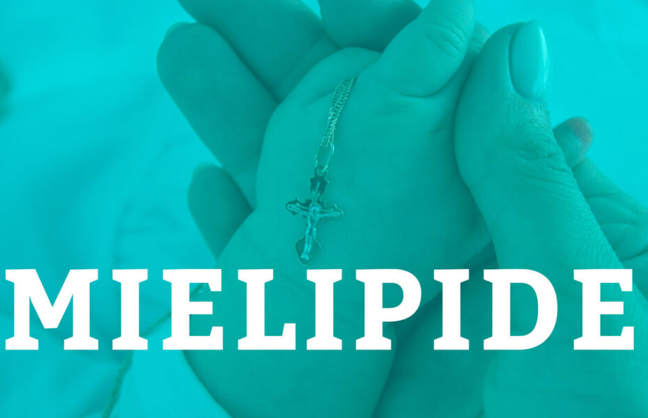 Vauvan kädessä on ristiriipus. Kuvan päällä lukee teksti Mielipide.