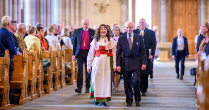 Kirkon käytävää pitkin kävelee ihmisiä. Jonon ensimmäisenä on Ruotsin kuningas.