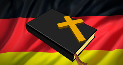 Kuvassa Raamattu ja Saksan lippu.