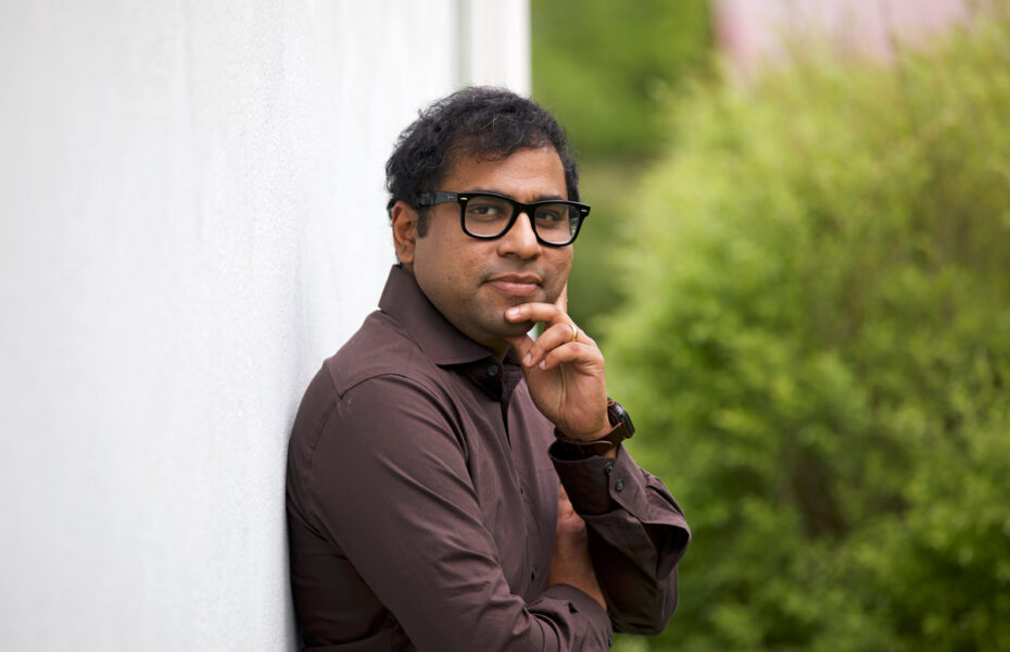 Sam Raju nojaa seinään.