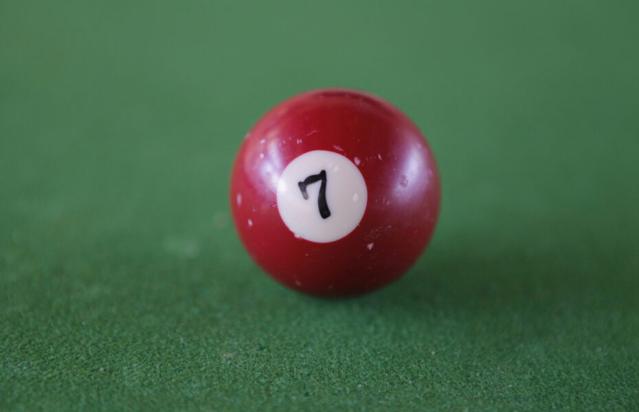 biljardipallo, jossa on numero seitsemän