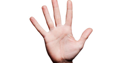 Käsi, jonka kaikki viisi sormea ovat harallaan.