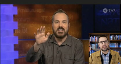 Isossa kuvassa Shawn Bolz katsoo kameraan ja pitää kättään ojollaan. Oikeassa alakulmassa Mike Winger.