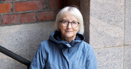 Sirkka-Liisa Huhtisella on silmälasit ja harmaa polkkatukka sekä sininen takki.