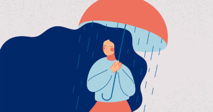 Surullinen tyttö seisoo sateenvarjon alla. Sateenvarjosta sataa vettä.