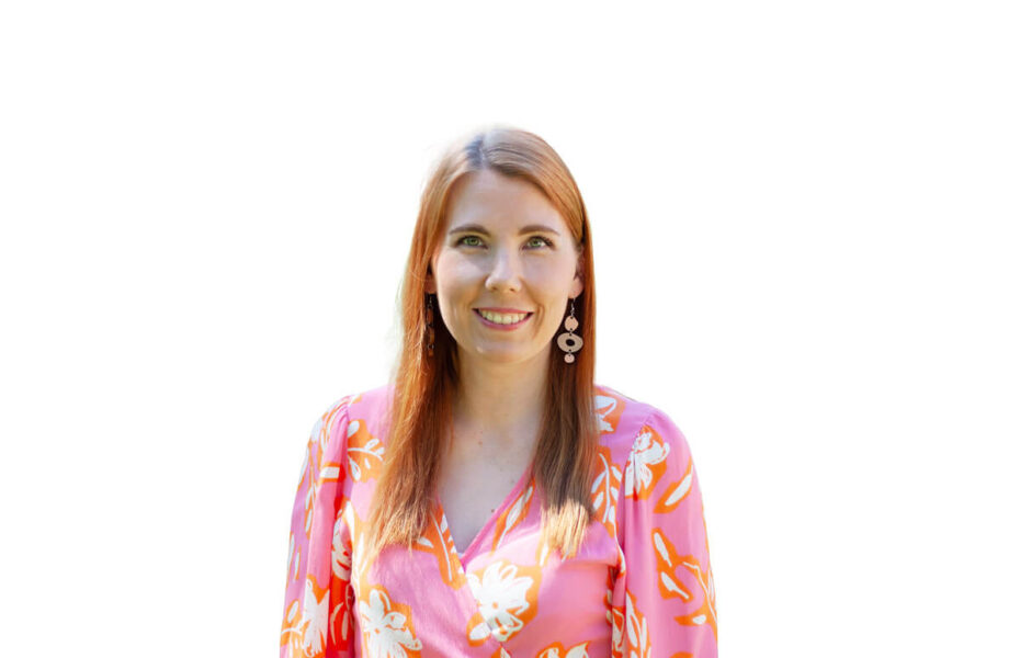 Susanna Sarimaa hymyilee.