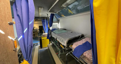 Linja-auton sisätila, jossa on sairaalasänky.