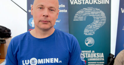 Harju sinisessä paidassa