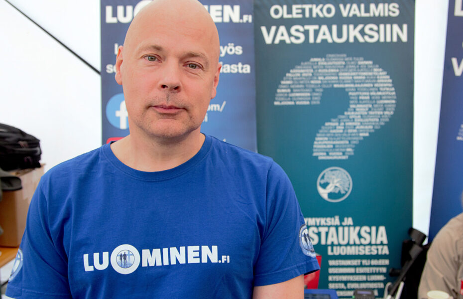 Harju sinisessä paidassa
