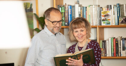 Teija ja Michael katselevat Raamattua.