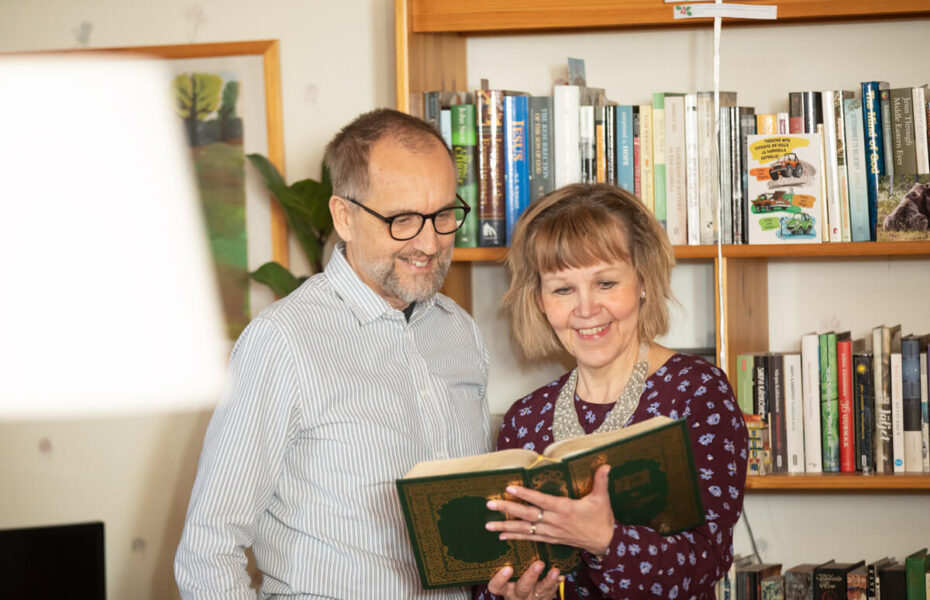 Teija ja Michael katselevat Raamattua.