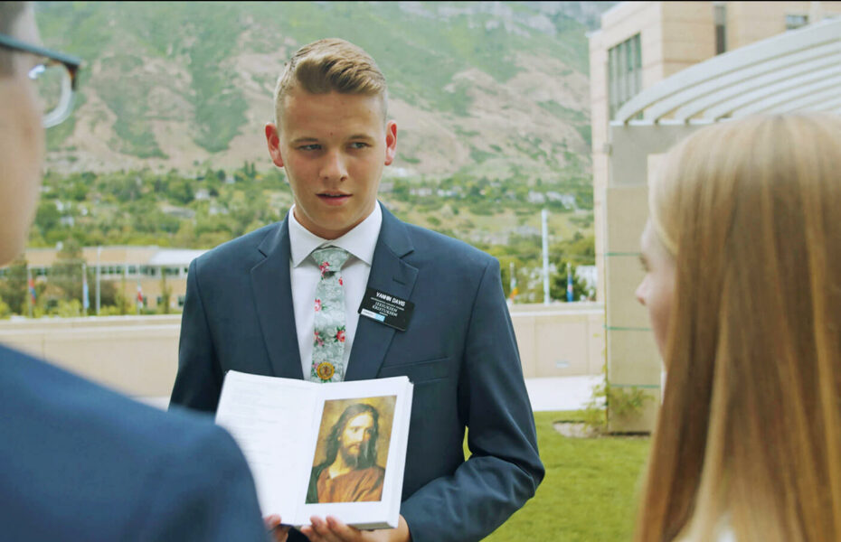 Mormonilähetystyöntekijä pitää Jeesuksen kuvaa kädessään.