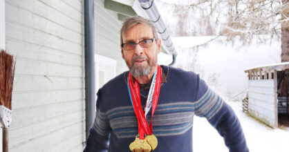 Vanhempi mies, jolla on mitaleja kaulassa.