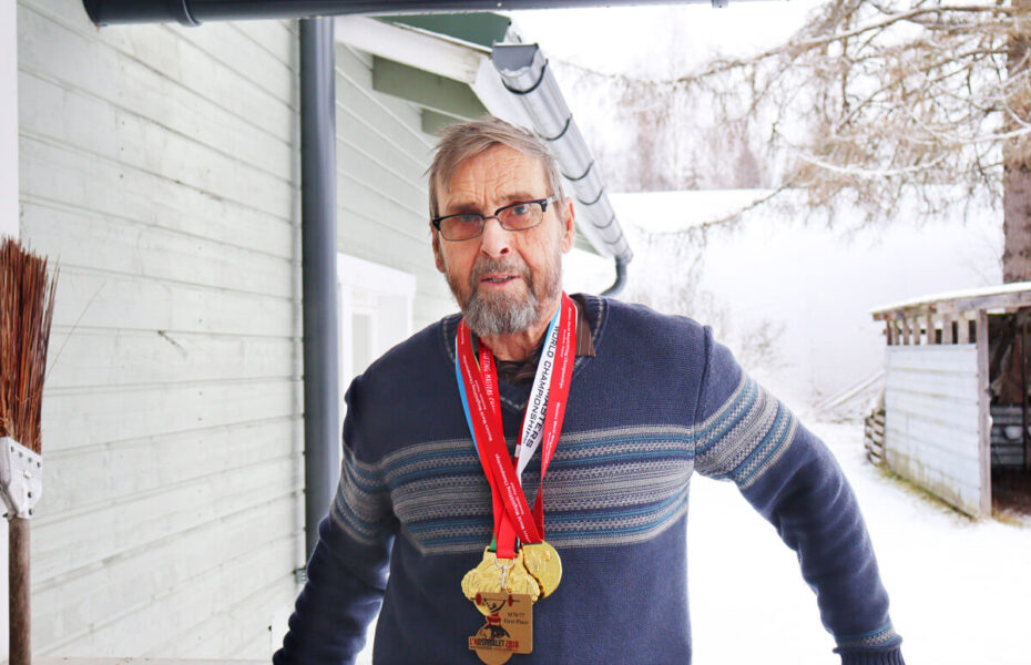 Vanhempi mies, jolla on mitaleja kaulassa.