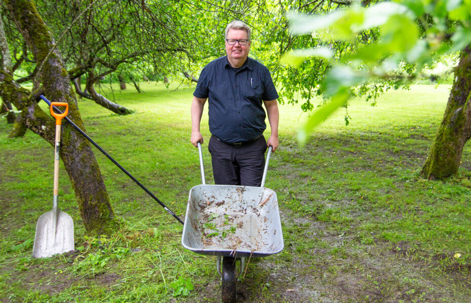 Mies työntää kottikärryjä.