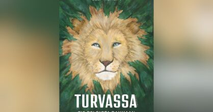 Turvassa -kirjan kansi. Kannessa piirretty leijona, joka kurkistaa lehtien seasta. Leijonalla on rauhallinen ilme.