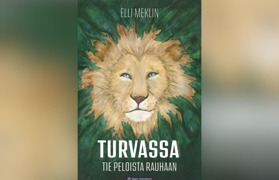 Turvassa -kirjan kansi. Kannessa piirretty leijona, joka kurkistaa lehtien seasta. Leijonalla on rauhallinen ilme.