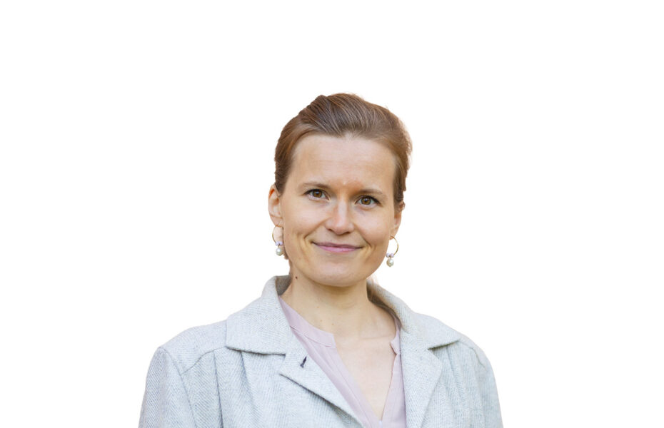 Tuuli Korpela hymyilee.