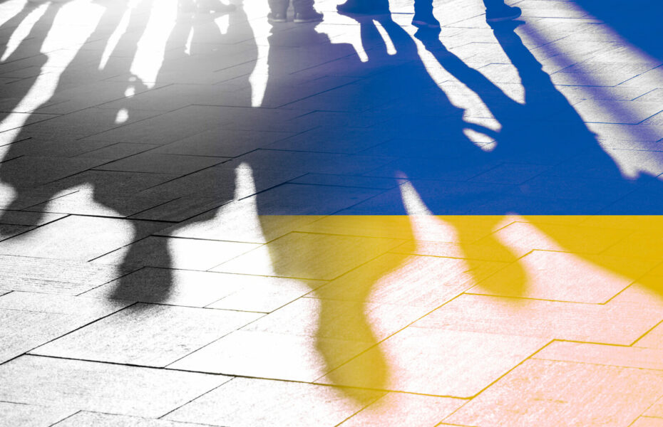 Ihmisten varjot, jotka ovat Ukrainan lipun väreissä.