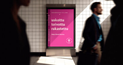 Juliste, jossa on violetti tausta ja teksti "uskottu toivottu rakastettu". Taustalla kulkee ihmisiä, jotka ovat liikkeessä.
