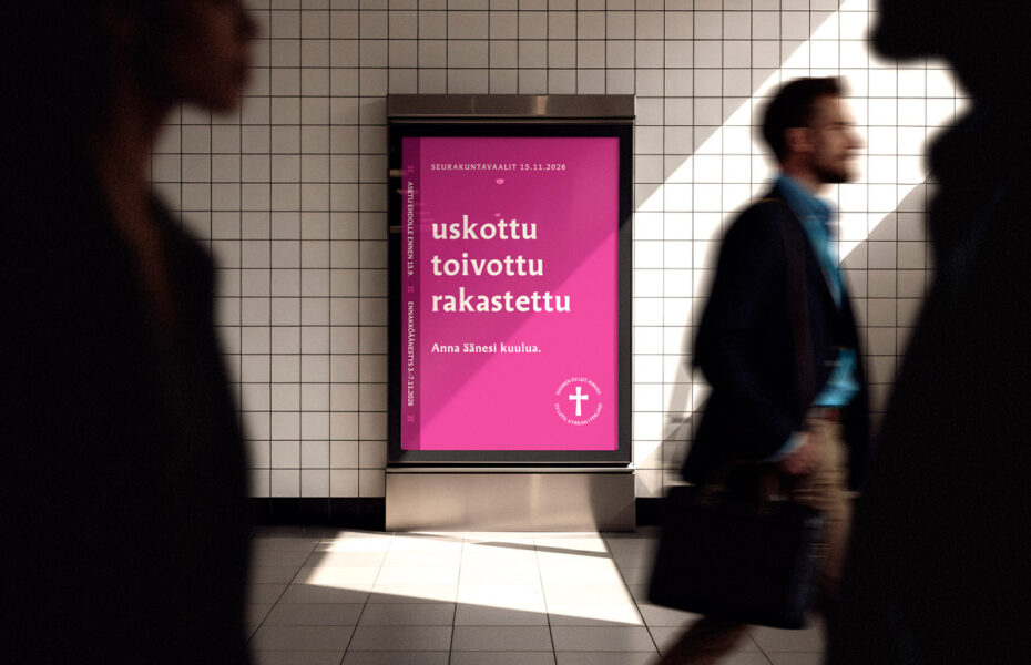 Juliste, jossa on violetti tausta ja teksti "uskottu toivottu rakastettu". Taustalla kulkee ihmisiä, jotka ovat liikkeessä.