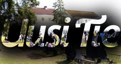 Uuden Tien logo. Taustalla kuva Kansanlähetyspäivien juhlavieraista.