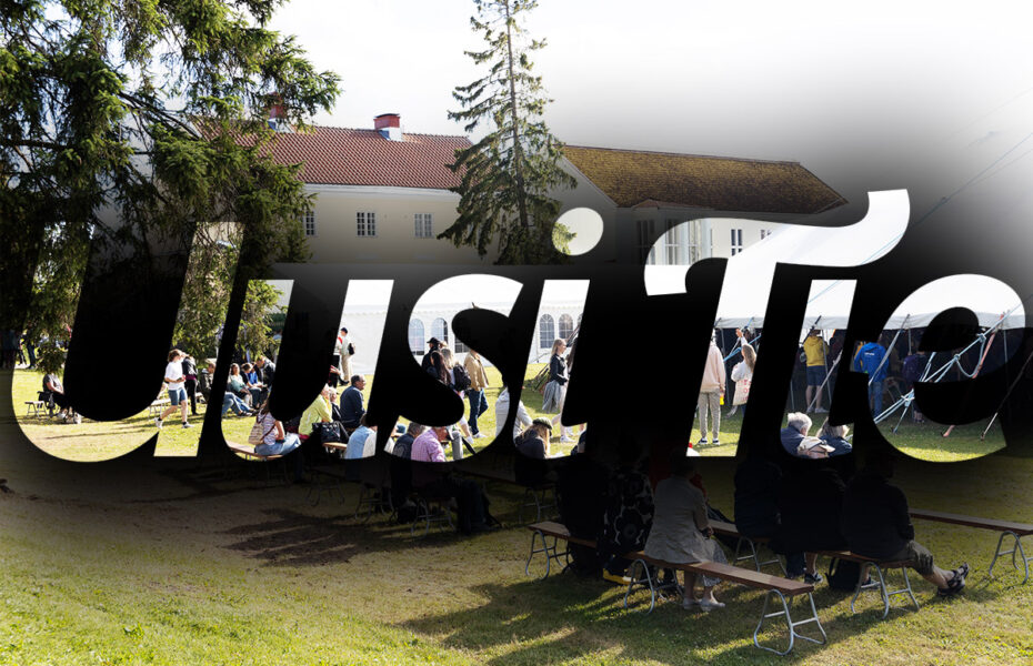 Uuden Tien logo. Taustalla kuva Kansanlähetyspäivien juhlavieraista.
