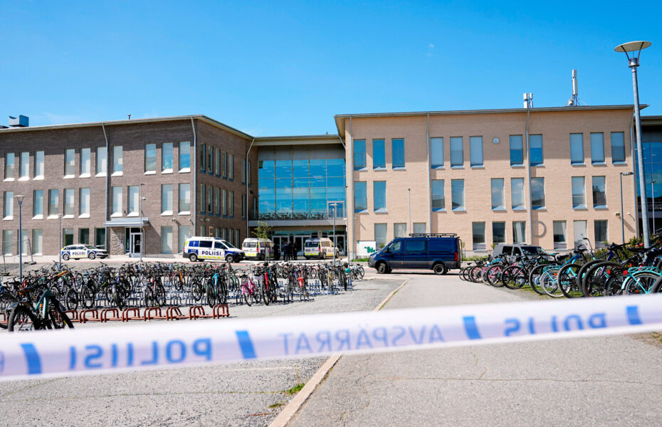 Poliisiautoja Vähäjärven koulun pihassa