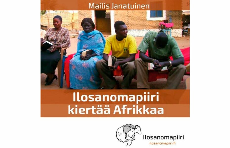 Afrikkalaisia istuu Raamattu kädessä.