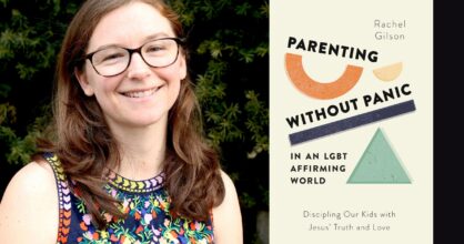 Kirjan "Parenting without Panic in an LGBT-Affirming World" kansi. Oikealla silmälasipäinen nainen, joka hymyilee.