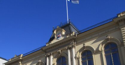 Hämeenlinnan raatihuone, jossa suomenlippu salossa.