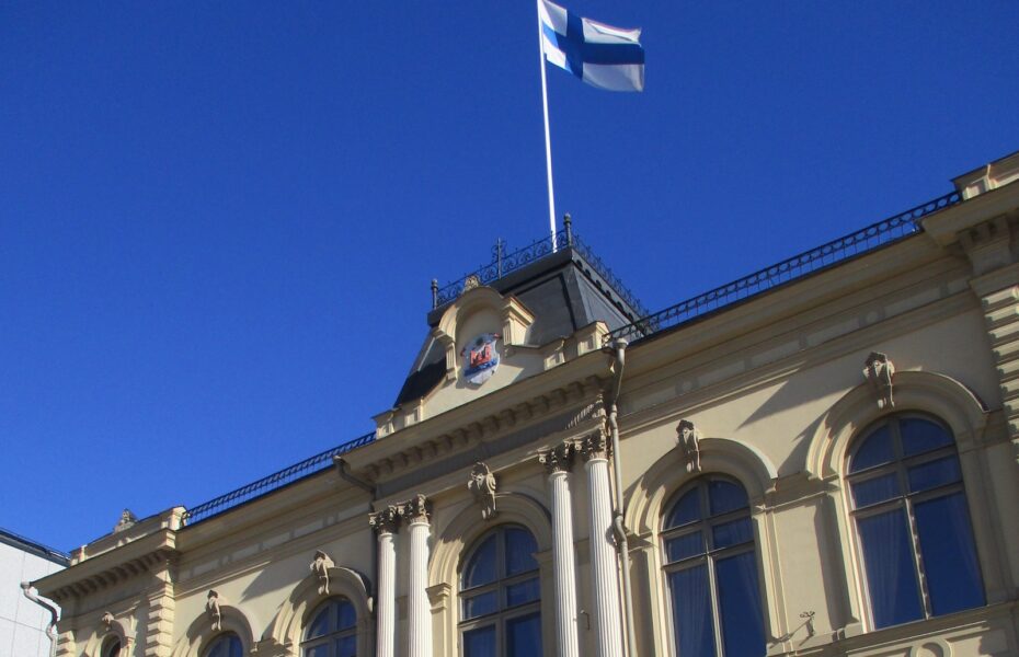 Hämeenlinnan raatihuone, jossa suomenlippu salossa.