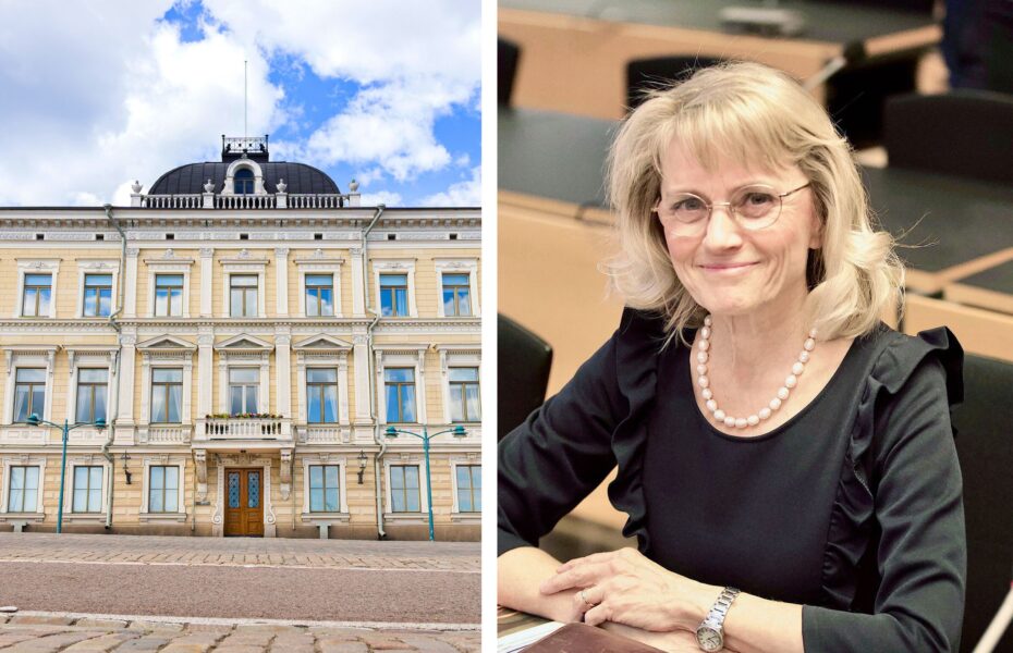 Nainen istuu hymyillen oikeussalissa.