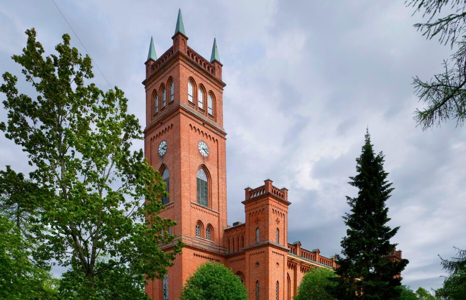 Kivestä rakennettu kirkko, jossa on korkea kellotorni.