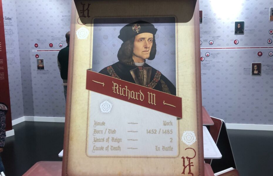 Noin metrin korkea taulu, jossa on Richard III:n piirretty kuva.