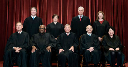 Yhdeksän mustaan kaapuun pukeutunutta Yhdysvaltain korkeimman oikeuden tuomaria yhteiskuvassa.