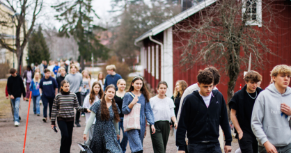 Paljon nuoria kävelee ulkona oikealle.