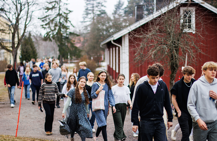 Paljon nuoria kävelee ulkona oikealle.